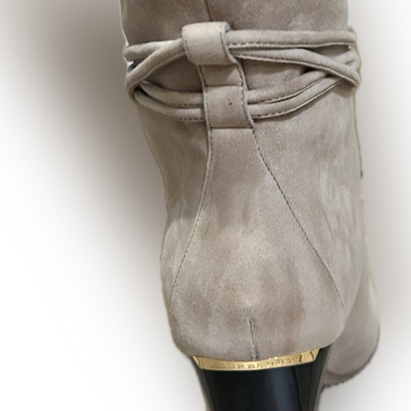 Never worn beige suede leather Burberry boots with box - Picture 4 of 8